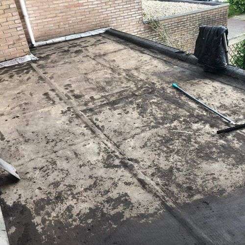 Schoonmaken van een plat dak in BerkelenRodenrijs